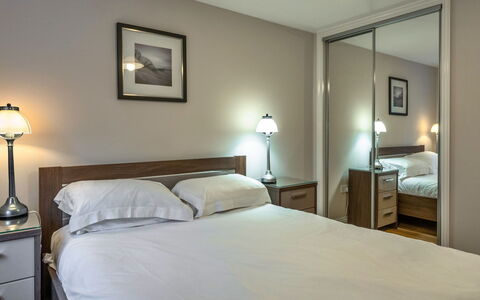 Hollies Cottage, Willow (2 Bed): Möbel, Bett, Schlafzimmer, Interior Design, Bettdecke, Bedding, Fussboden, Flooring, Zimmer, Decke