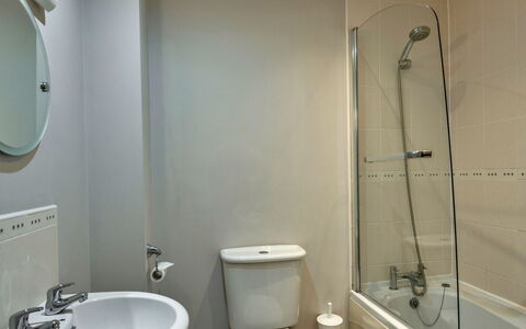 Hollies Cottage, Willow (2 Bed): Badezimmer, Armatur, Flooring, Toilleten Sitz, Fussboden, Interior Design, Toilette, Bad Sink, Sinken, Zapfhahn