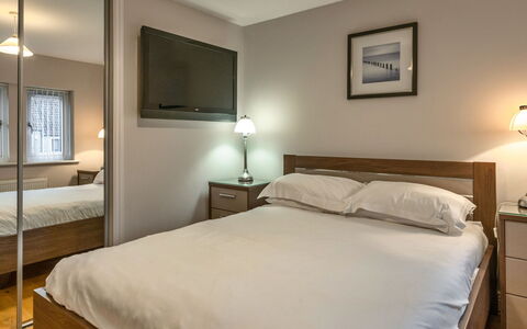 Hollies Cottage, Willow (2 Bed): Bett, Möbel, Schlafzimmer, Interior Design, Bedding, Bettdecke, Wand, Fussboden, Flooring, Holz