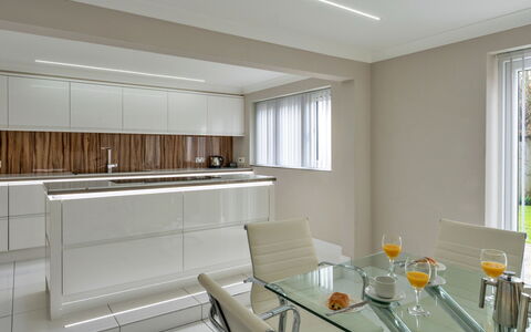Hollies Cottage, Elm (4 Bed): Interior Design, Möbel, Wand, Flooring, Küche, Holz, Countertop, Decke, Light Fixture, Cabinetry