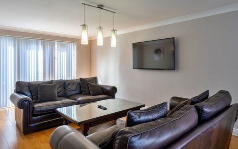 Hollies Cottage, Elm (4 Bed): Möbel, Interior Design, Flooring, Couch, Holz, Fussboden, Decke, Zimmer, Wohnzimmer, Zuhause