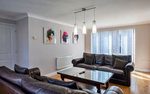 Hollies Cottage, Elm (4 Bed): Möbel, Interior Design, Couch, Flooring, Wand, Fussboden, Holz, Decke, Wohnzimmer, Zimmer