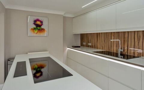 Hollies Cottage, Elm (4 Bed): Küche, Countertop, Interior Design, Flooring, Küchengerät, Cabinetry, Holz, Decke, Fussboden, Light Fixture