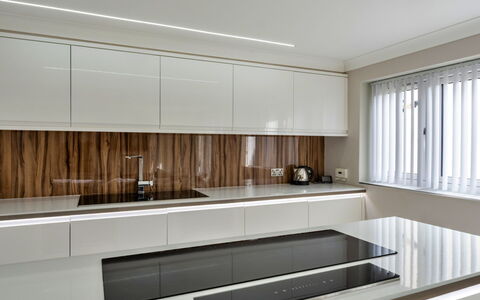 Hollies Cottage, Elm (4 Bed): Küche, Küchengerät, Countertop, Interior Design, Holz, Cabinetry, Flooring, Major Appliance, Decke, Haushaltsgerät