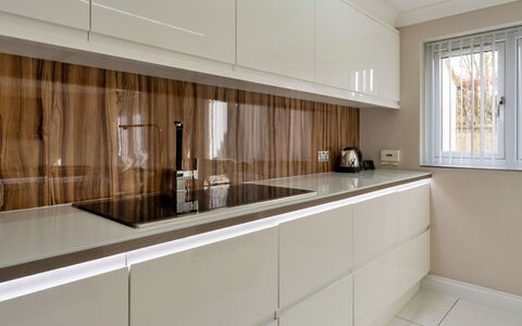 Hollies Cottage, Elm (4 Bed): Holz, Küche, Interior Design, Cabinetry, Küchengerät, Countertop, Flooring, Zuhause, Holzbeize, Armatur