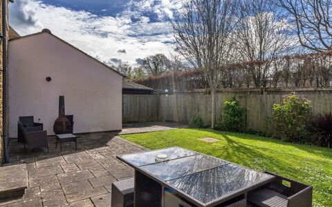 Hollies Cottage, Elm (4 Bed): Garten, Hinterhof, Garten, Schatten, Landscaping, Estate, Rasen, Flagstone, Hof, Gartenmöbel