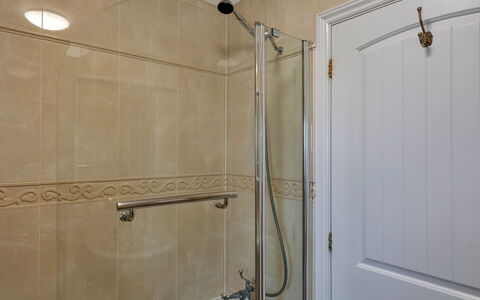 Hollies Cottage, Elm (4 Bed): Armatur, Badezimmer, Wand, Flooring, Fussboden, Interior Design, Duschkopf, Zapfhahn, Dusche, Installation