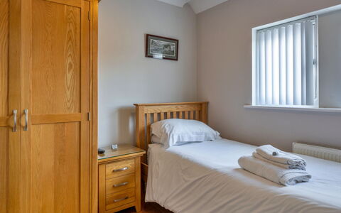 Hollies Cottage, Elm (4 Bed): Bett, Möbel, Schlafzimmer, Holz, Bedding, Bettdecke, Interior Design, Fussboden, Flooring, Zimmer