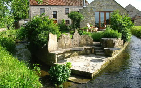 Mill Barn by the Stream: Wasserlauf, Haus, Strauch, Hütte, Zuhause, Garten, Kanal, Landscaping, Bauernhaus