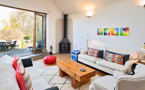 Mill Barn by the Stream: Möbel, Interior Design, Couch, Holz, Flooring, Wohnzimmer, Tabelle, Zimmer, Decke, Fussboden