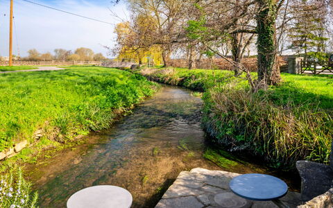 Mill Barn by the Stream: Grün, Wasser, Gewässer, Wasserlauf, Wasserweg, Bank, Strom, Kanal, Kanal, Reflexion
