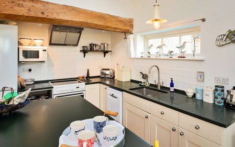 Mill Barn by the Stream: Küche, Countertop, Küchengerät, Möbel, Interior Design, Cabinetry, Major Appliance, Flooring, Holz, Decke