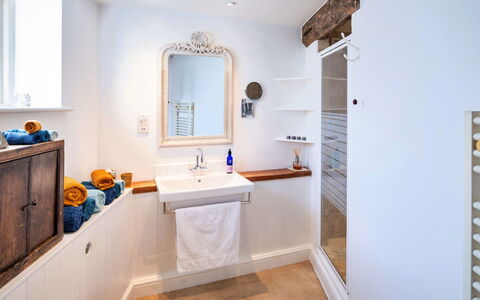 Mill Barn by the Stream: Armatur, Interior Design, Badezimmer, Flooring, Zapfhahn, Installation, Badezimmerschrank, Fussboden, Zuhause, Sinken