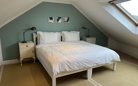 Mill Barn by the Stream: Bett, Möbel, Schlafzimmer, Bedding, Fussboden, Interior Design, Bettdecke, Flooring, Holz, Linens