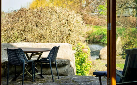 Mill Barn by the Stream: Grün, Möbel, Blatt, Stuhl, Tabelle, Gartenmöbel, Tisch Im Freien, Sonnenlicht, Garten, Zweig