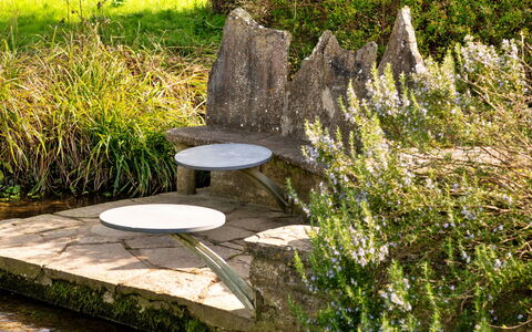 Mill Barn by the Stream: Gartenmöbel, Garten, Tisch Im Freien, Design, Servierware, Kraut, Blumentopf