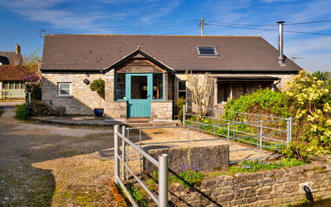 Mill Barn by the Stream: Gebäude, Fenster, Haus, Dach, Zuhause, Hütte, Tür, Wohngebiet, Strauch