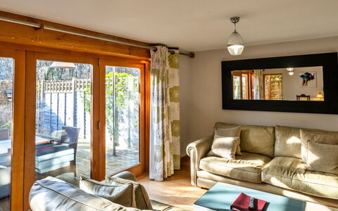 Hollies Cottage, Oak (3 Bed): Möbel, Interior Design, Couch, Wand, Holz, Flooring, Fussboden, Decke, Zimmer, Wohnzimmer