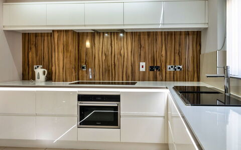 Hollies Cottage, Oak (3 Bed): Küche, Countertop, Küchengerät, Cabinetry, Interior Design, Flooring, Holz, Major Appliance, Zuhause, Möbel