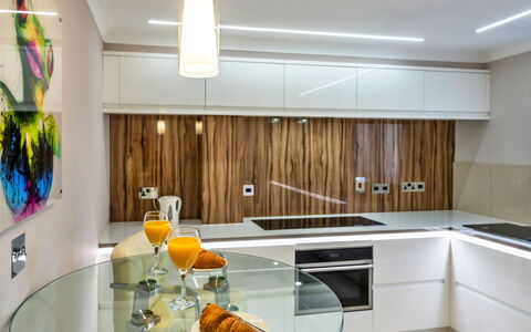Hollies Cottage, Oak (3 Bed): Küche, Countertop, Interior Design, Küchengerät, Wand, Flooring, Möbel, Cabinetry, Holz, Major Appliance
