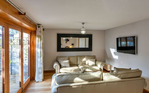 Hollies Cottage, Oak (3 Bed): Möbel, Interior Design, Couch, Flooring, Wand, Fussboden, Zimmer, Holz, Decke, Wohnzimmer