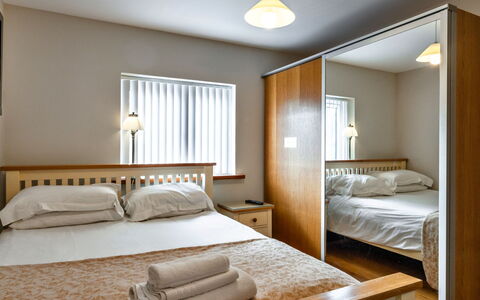 Hollies Cottage, Oak (3 Bed): Bett, Möbel, Schlafzimmer, Interior Design, Bedding, Wand, Bettdecke, Holz, Fussboden, Decke