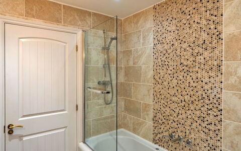 Hollies Cottage, Oak (3 Bed): Badezimmer, Flooring, Armatur, Wand, Interior Design, Fussboden, Badewanne, Fliese, Installation, Zapfhahn