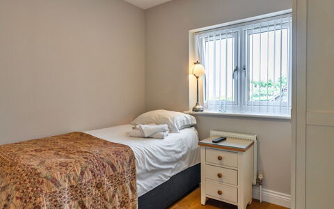Hollies Cottage, Oak (3 Bed): Bett, Bedding, Schlafzimmer, Bettdecke, Möbel, Wand, Interior Design, Holz, Fussboden, Flooring