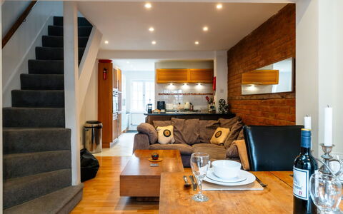 Three Storeys in Newent: Möbel, Interior Design, Flooring, Couch, Fussboden, Wand, Holz, Zimmer, Decke, Wohnzimmer