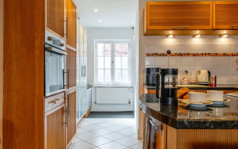 Three Storeys in Newent: Küche, Countertop, Cabinetry, Küchengerät, Interior Design, Flooring, Möbel, Major Appliance, Holz, Fussboden