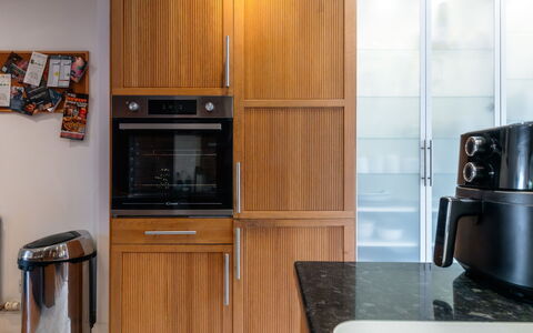 Three Storeys in Newent: Küchengerät, Cabinetry, Küche, Major Appliance, Countertop, Haushaltsgerät, Holz, Interior Design, Flooring, Schrank
