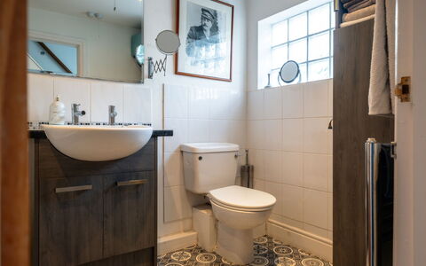 Three Storeys in Newent: Toilleten Sitz, Badezimmer, Armatur, Toilette, Flooring, Interior Design, Fussboden, Bad Sink, Sinken, Installation