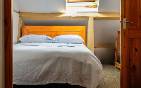 Three Storeys in Newent: Bett, Schlafzimmer, Möbel, Bettdecke, Wand, Bedding, Interior Design, Fussboden, Holz, Gelb