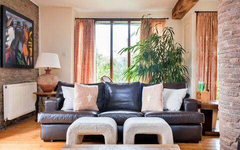 New Lodge Granary: Möbel, Interior Design, Couch, Flooring, Holz, Wohnzimmer, Fussboden, Zimmer, Zuhause, Textil