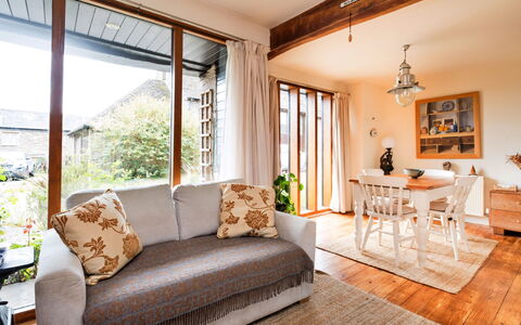 New Lodge Granary: Möbel, Interior Design, Couch, Flooring, Wand, Fussboden, Holz, Zimmer, Wohnzimmer, Decke