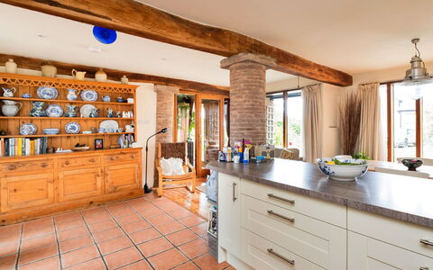 New Lodge Granary: Möbel, Interior Design, Flooring, Holz, Küche, Cabinetry, Fussboden, Countertop, Decke, Zimmer