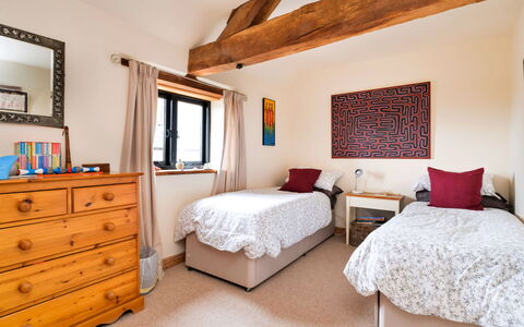 New Lodge Granary: Möbel, Bett, Schlafzimmer, Interior Design, Bedding, Holz, Bettdecke, Zimmer, Fussboden, Linens