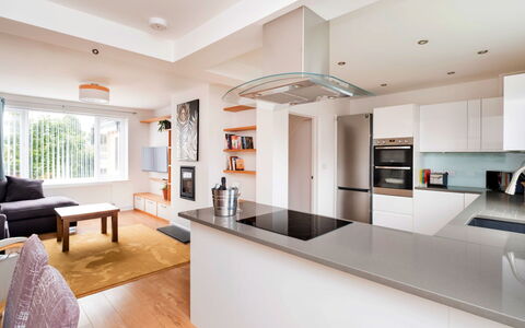 Elizabeth House: Möbel, Interior Design, Küche, Countertop, Flooring, Fussboden, Küchengerät, Cabinetry, Light Fixture, Decke