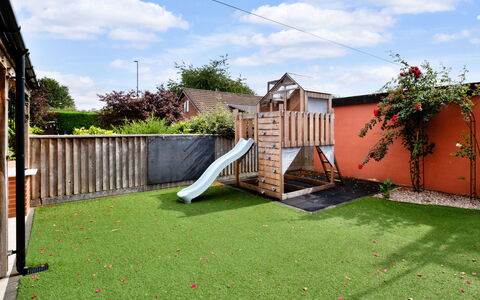 Elizabeth House: Gras, Garten, Hinterhof, Rasen, Garten, Landscaping, Spielplatz Rutsche, Kunstrasen, Spielmittel, Hof