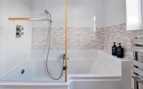 Elizabeth House: Badezimmer, Armatur, Badewanne, Flooring, Interior Design, Fussboden, Zapfhahn, Installation, Dusche, Duschkopf