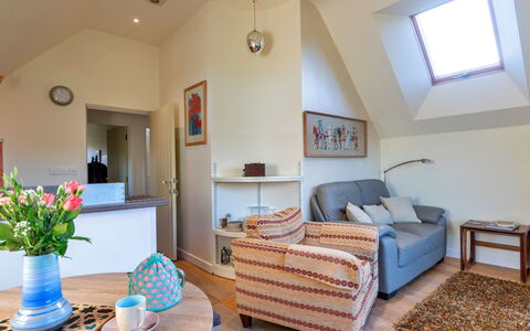 Canal Central: Möbel, Interior Design, Flooring, Fussboden, Holz, Decke, Zimmer, Couch, Tabelle, Wohnzimmer