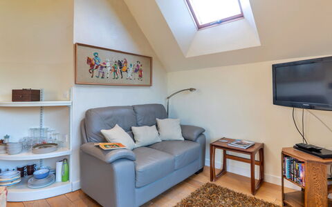 Canal Central: Möbel, Interior Design, Flooring, Couch, Holz, Fussboden, Zimmer, Decke, Wohnzimmer, Beleuchtung