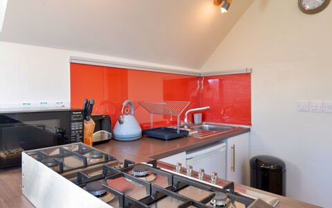Canal Central: Küche, Countertop, Küchengerät, Major Appliance, Interior Design, Herd, Decke, Cabinetry, Flooring, Herd