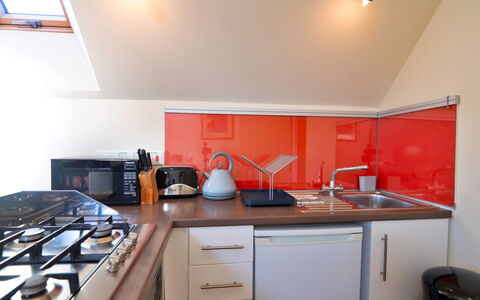 Canal Central: Küche, Küchengerät, Countertop, Major Appliance, Interior Design, Spüle, Cabinetry, Haushaltsgerät, Herd, Herd