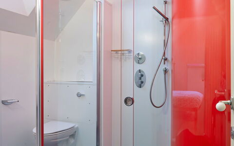 Canal Central: Badezimmer, Armatur, Flooring, Bad Sink, Interior Design, Installation, Fussboden, Zapfhahn, Dusche, Sinken