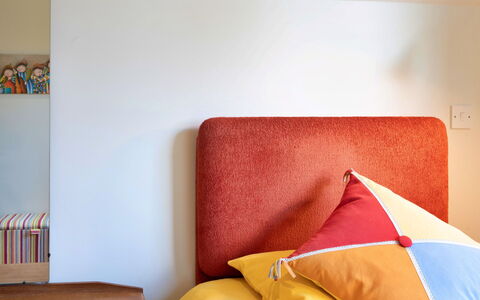 Canal Central: Schlafzimmer, Möbel, Interior Design, Linens, Bedding, Bettdecke, Bett, Textil, Zimmer, Beleuchtung