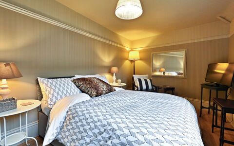 St Germain'S Annexe: Bett, Interior Design, Möbel, Schlafzimmer, Bedding, Bettdecke, Linens, Fussboden, Decke, Holz