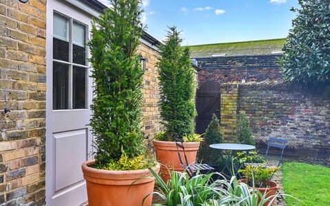 St Germain'S Annexe: Strauch, Blumentopf, Backstein, Zimmerpflanze, Garten, Mauerwerk, Landscaping, Garten, Hof