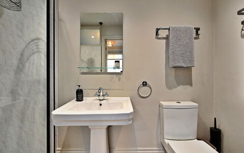 St Germain'S Annexe: Badezimmer, Armatur, Wand, Interior Design, Flooring, Toilleten Sitz, Sinken, Fussboden, Toilette, Bad Sink