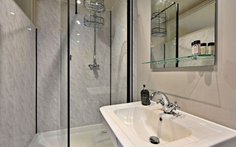 St Germain'S Annexe: Badezimmer, Armatur, Interior Design, Flooring, Wand, Fussboden, Sinken, Bad Sink, Spiegel, Zapfhahn